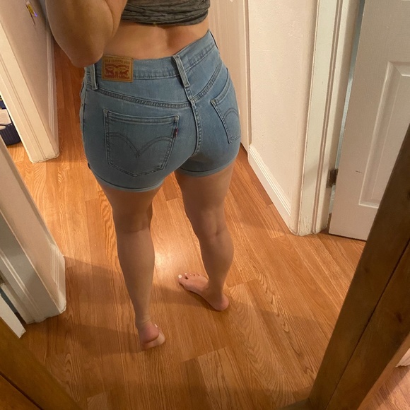 LEVIS MID LENGTH SHORTS in LIGHT WASH SIZE 26 - Picture 3 of 5